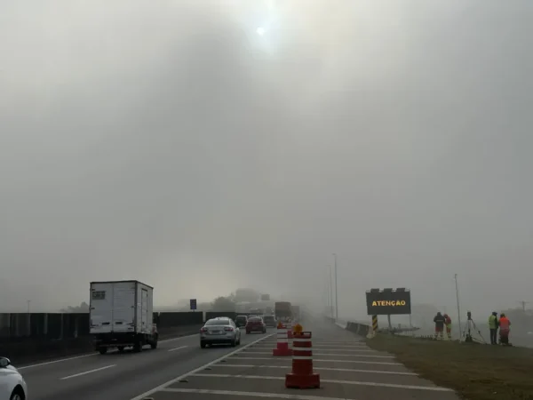 No Vale, diversos trechos da Dutra estão com pontos críticos de neblina
