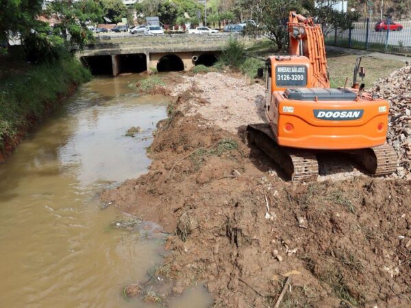 Guará realiza desassoreamento do Ribeirão dos Mottas