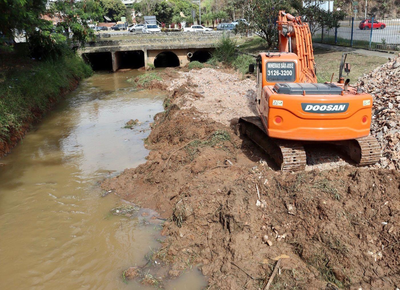 Guará realiza desassoreamento do Ribeirão dos Mottas