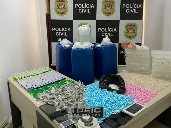 Polícia apreende tonéis com grande quantidade de drogas em São José