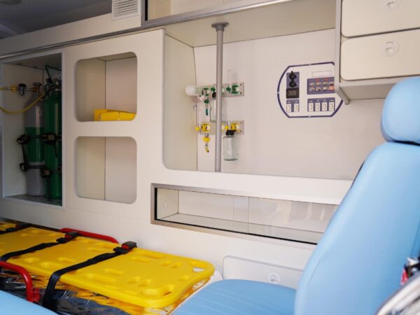 Prefeitura de Lorena entrega nova ambulância para o SAMU