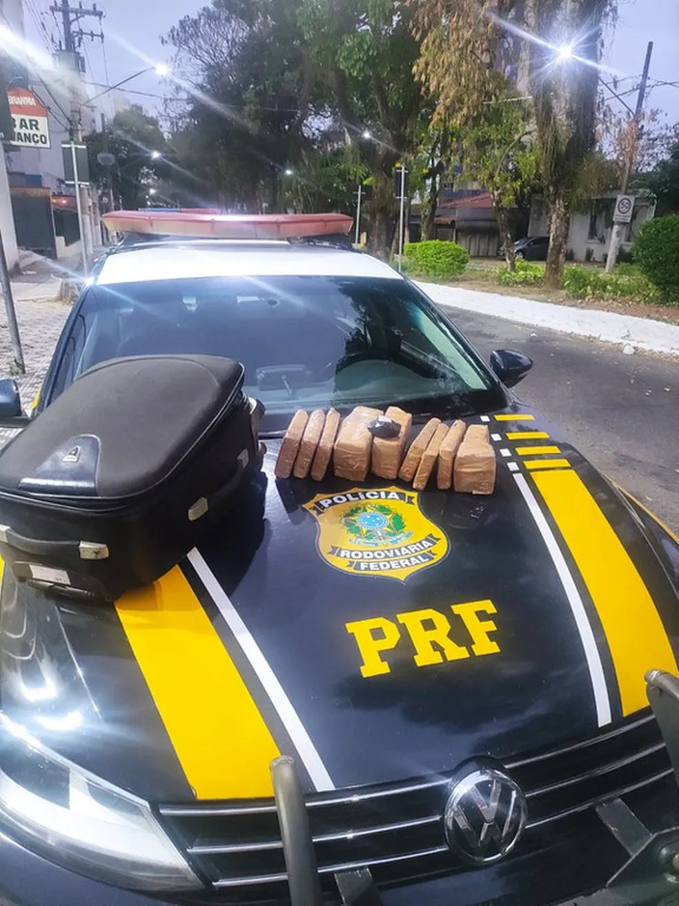 Mulher é presa com 5 kg de maconha no carro na Dutra