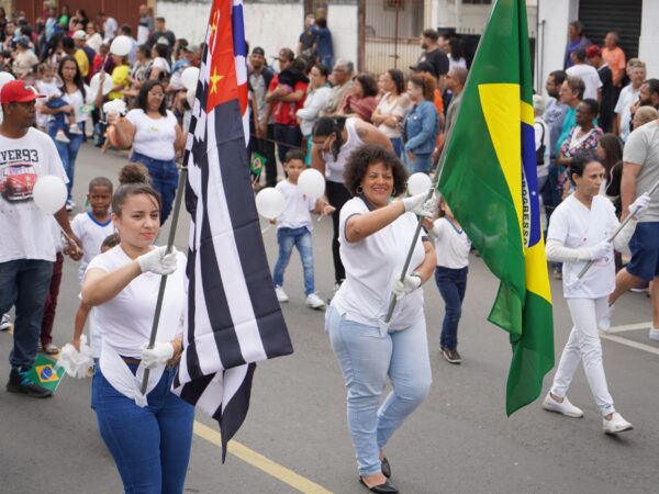 Desfile de 7 de Setembro conta com grande público em Lorena