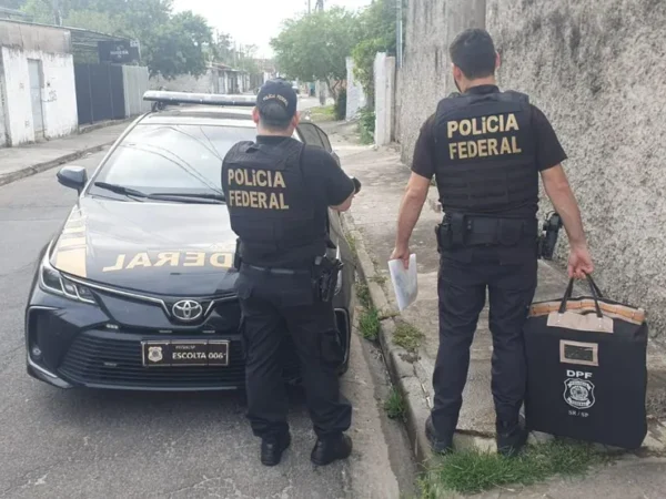 Polícia Federal faz buscas em casa de suspeito de compartilhar pornografia infantil em Taubaté