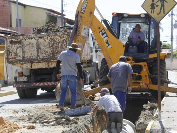 Canas trabalha nas obras do sistema de drenagem em dois bairros