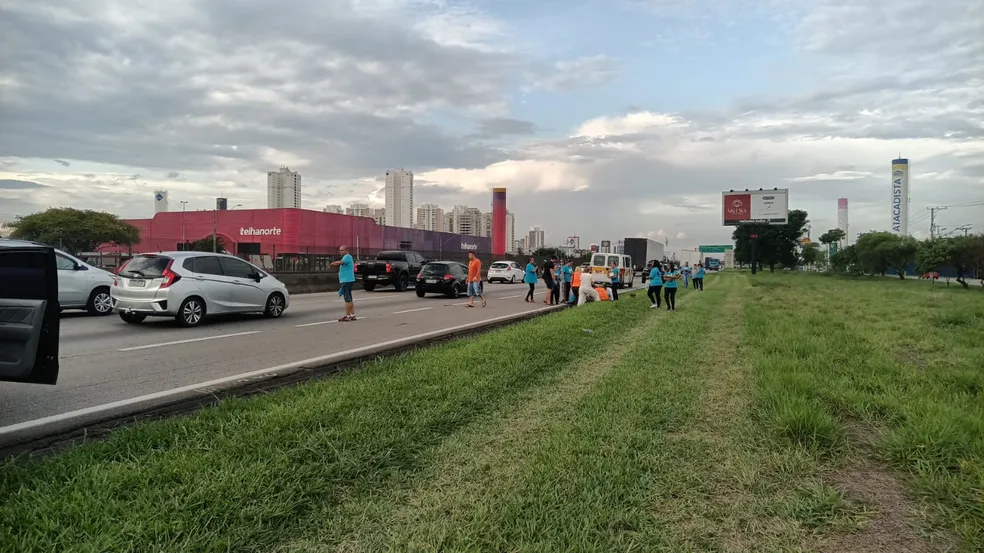 Romeiro é atropelado na Dutra em São José dos Campos