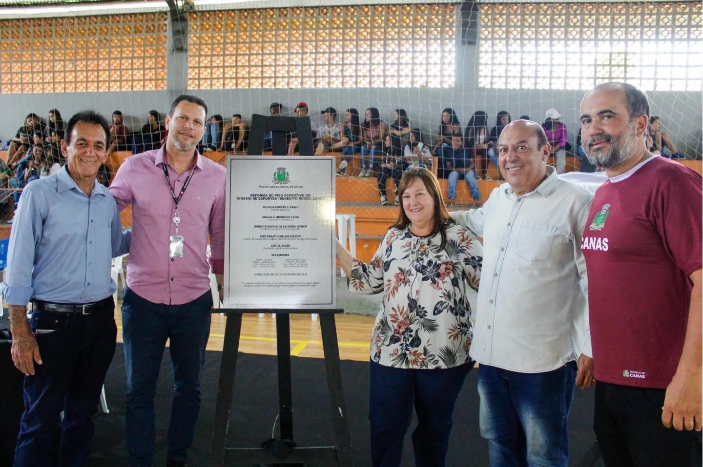 Canas inaugura novo piso do Ginásio de Esportes