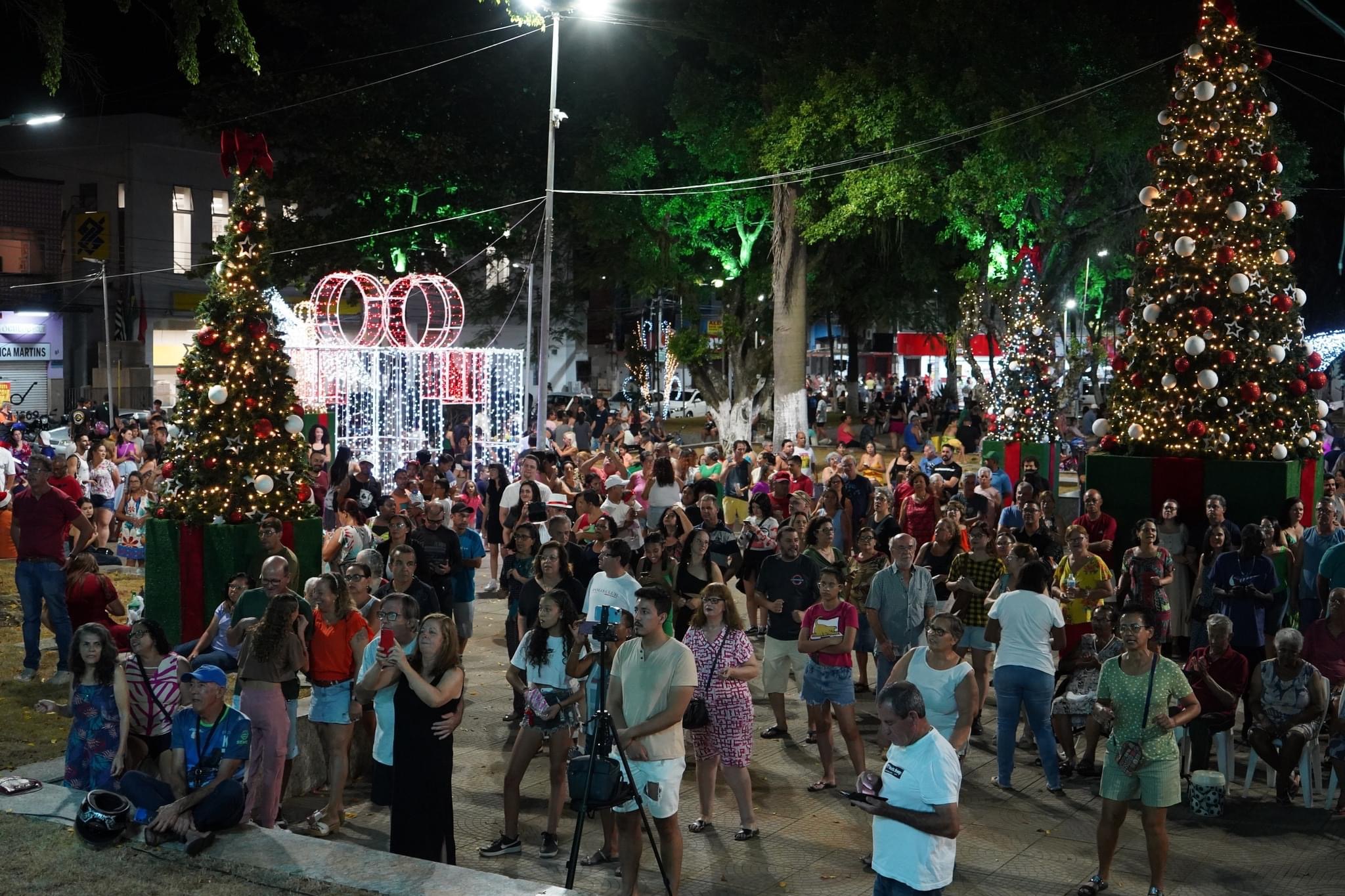 Comércio já funciona em horário estendido em Lorena