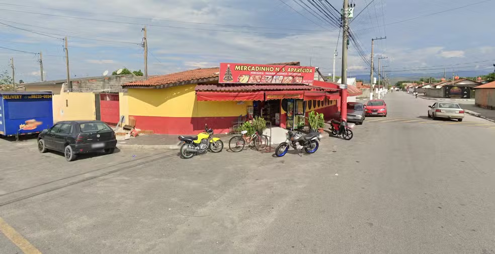 Homem é morto a tiros em frente a mercado em Pinda