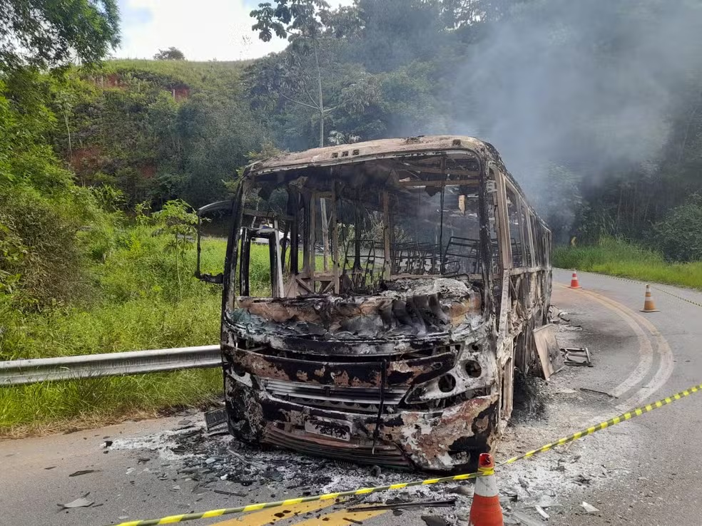 Em Guará, criminoso furta ônibus, foge da polícia e veículo acaba incendiado