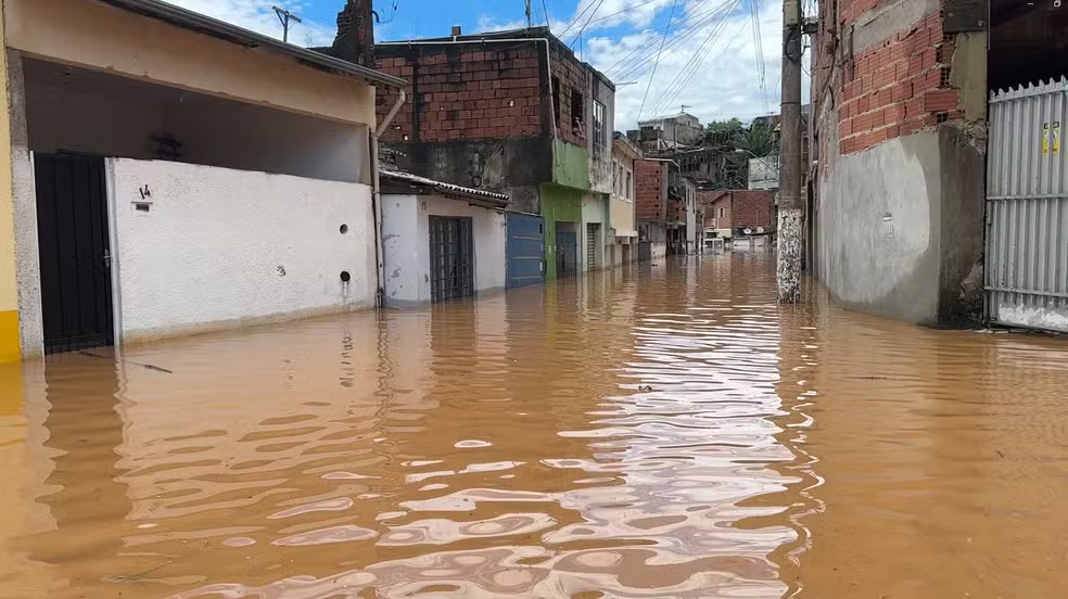 Cerca de 60 pessoas são resgatados após bairro ficar alagado em Guaratinguetá