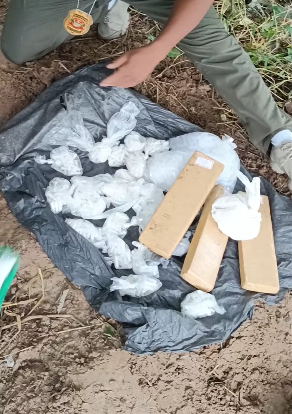 Polícia apreende drogas em tonel durante operação contra o tráfico em Cachoeira