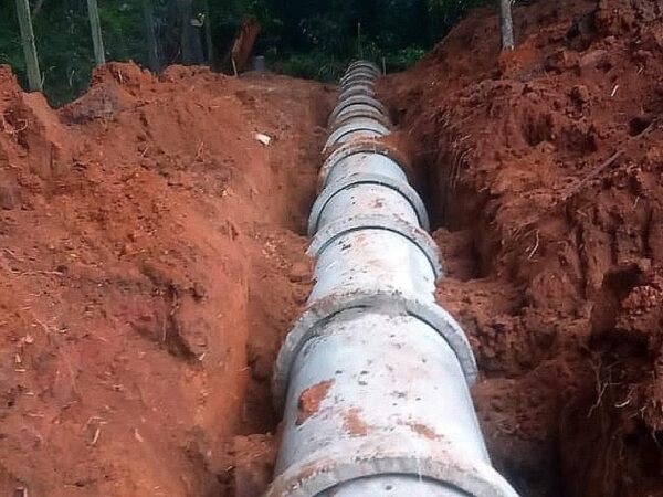 Prefeitura trabalha na obra de prevenção de enchentes na Rua Rio de Janeiro, no Industrial