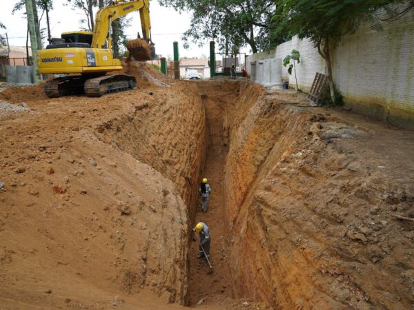 Obra de drenagem na Rua Rio de Janeiro tem previsão de ser finalizada em cerca de três meses