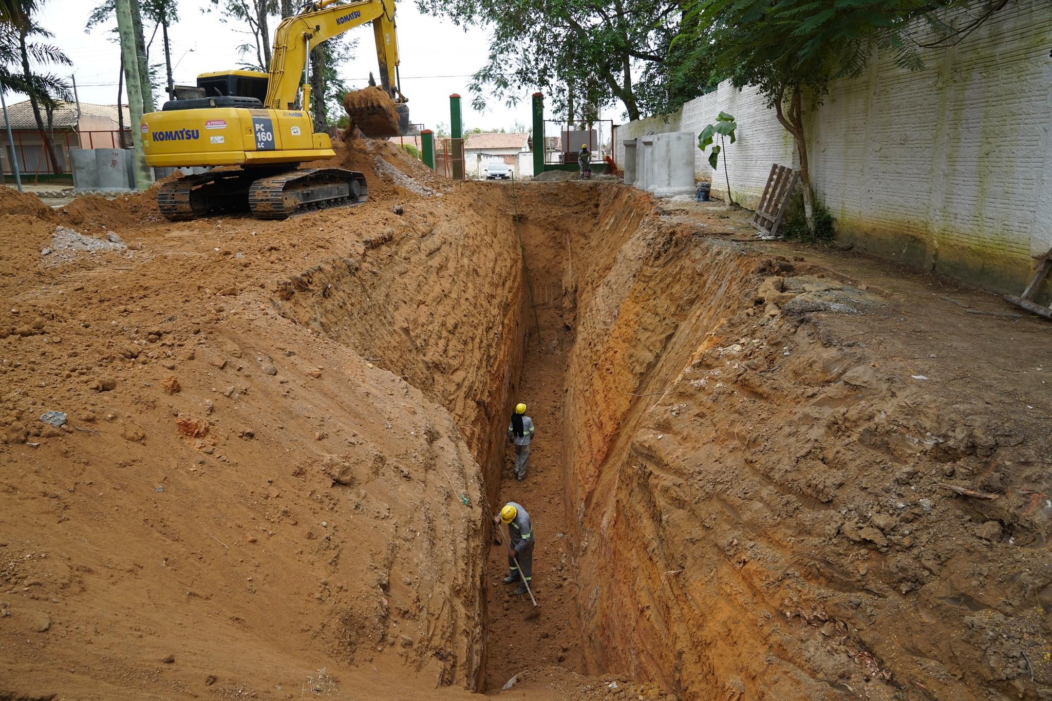 Obra de drenagem na Rua Rio de Janeiro tem previsão de ser finalizada em cerca de três meses