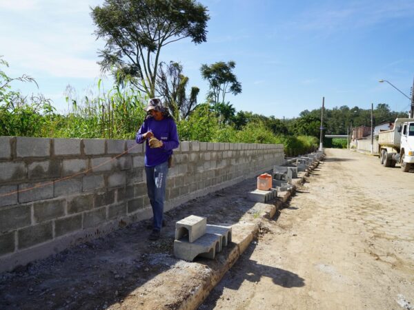 Obras de construção do muro de contenção no bairro Santa Edwiges seguem a todo vapor