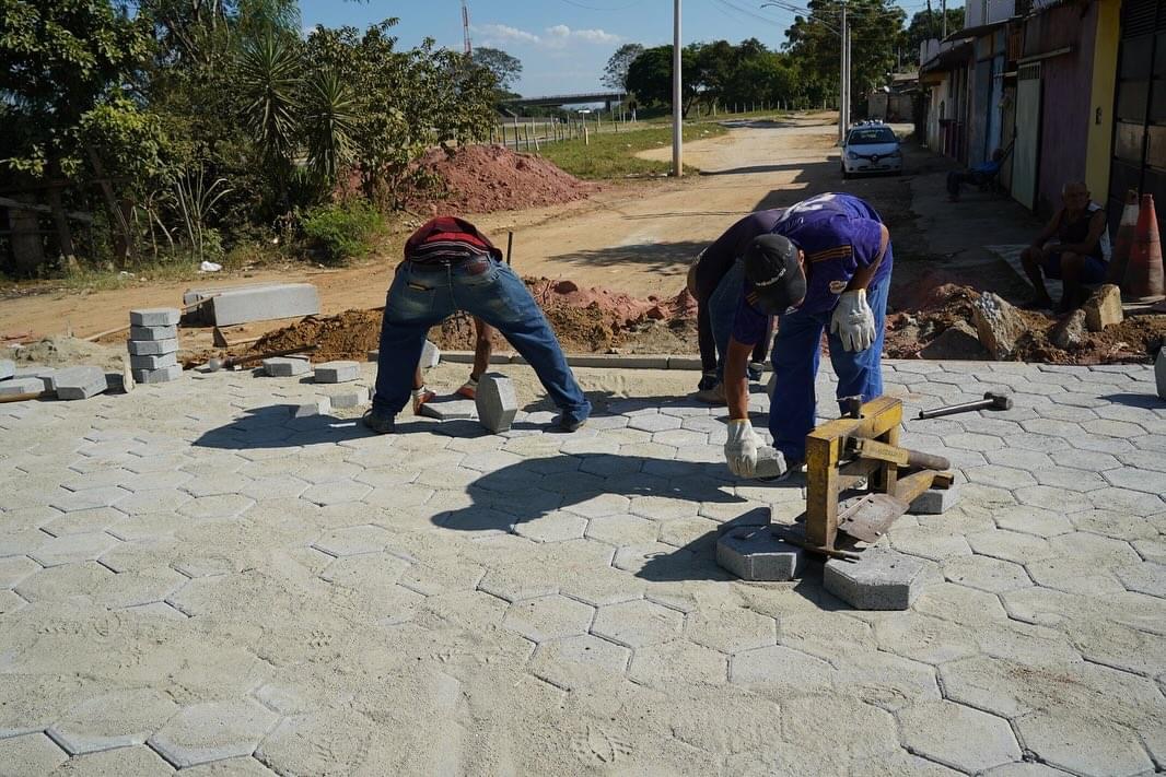 Pavimentação de uma das treze ruas do Parque das Rodovias que vão ser beneficiadas está em fase de finalização