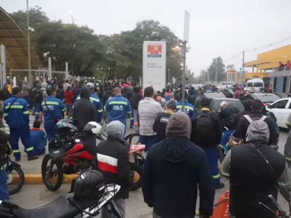 Funcionários da Novelis fazem protesto pela morte de funcionário na fábrica em Pinda