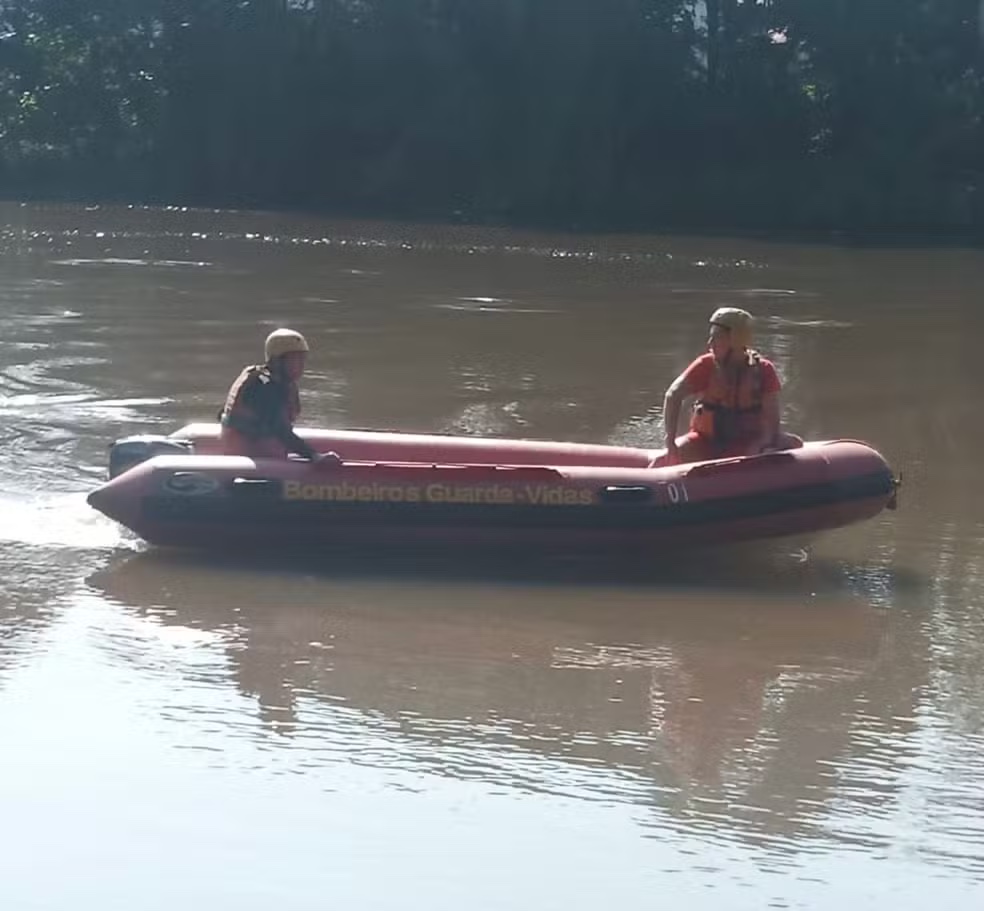 Bombeiros fazem buscas por corpo no Rio Paraíba em Guará