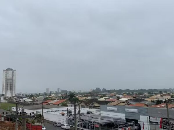 Após recorde de calor, temperaturas caem  na região com chegada de frente fria