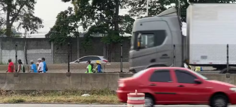 Ciclista de 76 anos que seguia para Aparecida morre atropelado por ônibus na Dutra