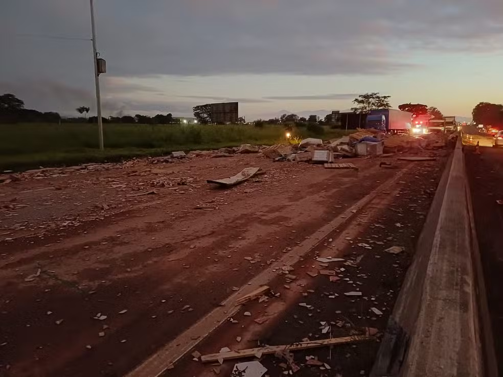 Rodovia Dutra fica interditada por 1h40 após batida entre Lorena e Guaratinguetá