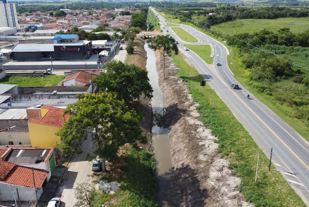 Prefeitura realiza desassoreamento do Rio Mandi em bairros de Lorena