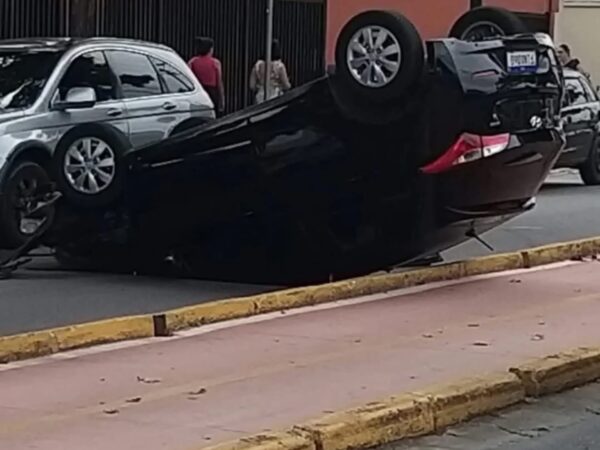 Carro capota na manhã de hoje (29) na Av. Peixoto de Castro