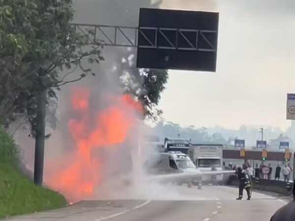 Incêndio interdita rodovia  no trecho de Jacareí