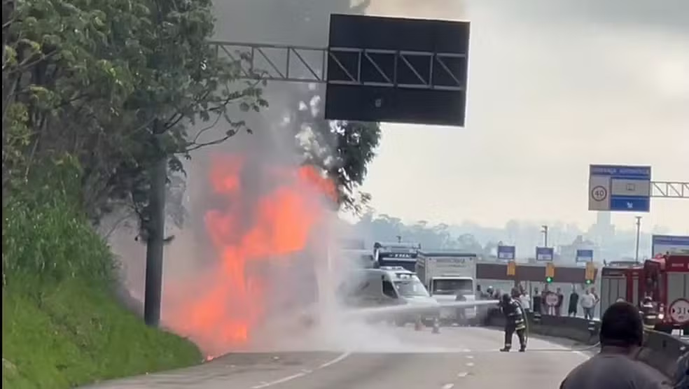 Incêndio interdita rodovia  no trecho de Jacareí