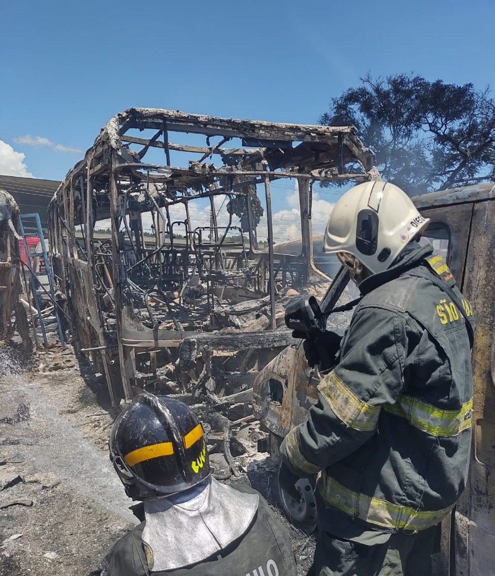 Incêndio de grandes proporções atinge garagem e destrói mais de 30 ônibus em Lorena
