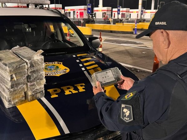Casal é preso com quase 14 kg de droga em carro na Dutra