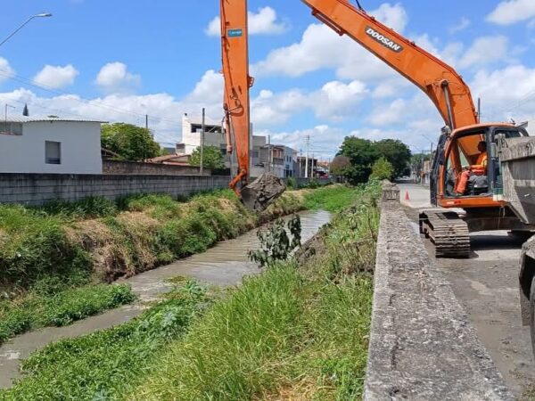 Prefeitura realiza desassoreamento do Rio Mandi em diversos bairros da cidade