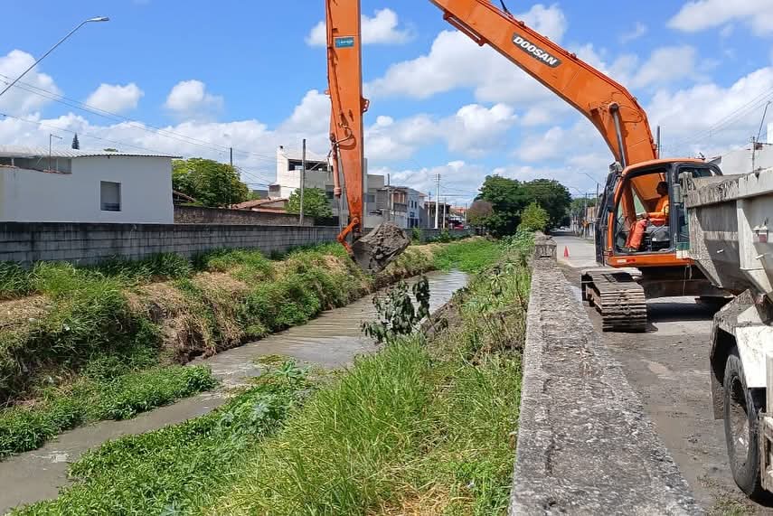 Prefeitura realiza desassoreamento do Rio Mandi em diversos bairros da cidade