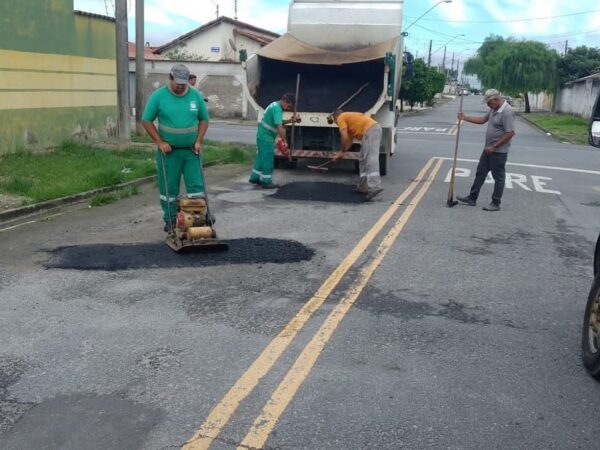 Lorena realiza Operação Tapa-Buraco em diversas vias do município