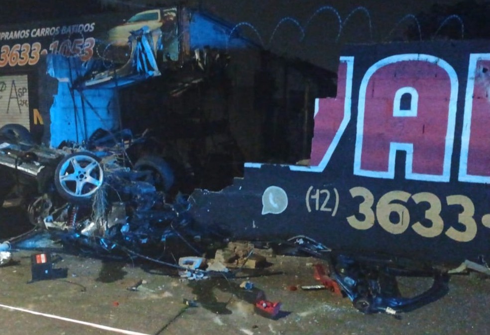Dois homens morrem após carro capotar na Dutra,  em Taubaté