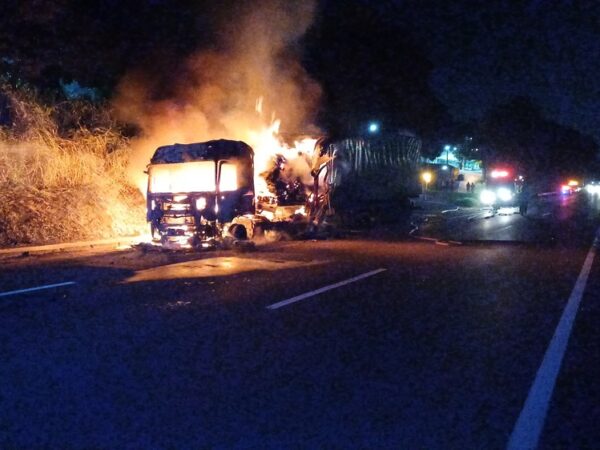 Caminhão com carga alimentícia fica destruído após incêndio na Dutra, em Aparecida