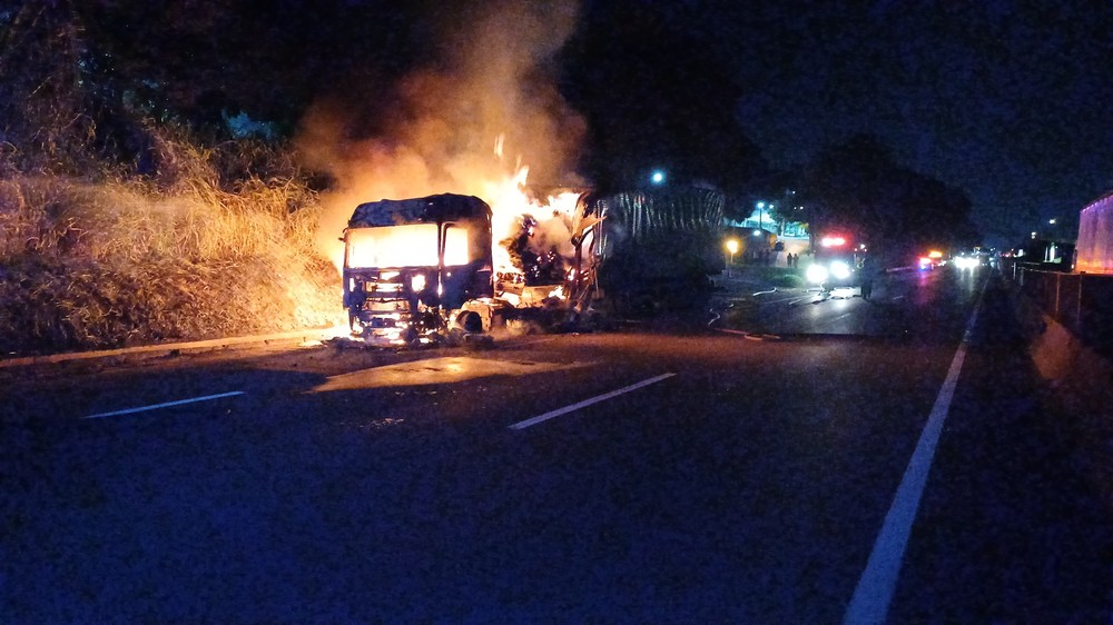 Caminhão com carga alimentícia fica destruído após incêndio na Dutra, em Aparecida