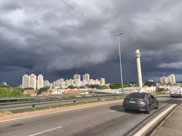 Inmet faz alerta para chuvas intensas e ventos de até 60 km/h no Vale