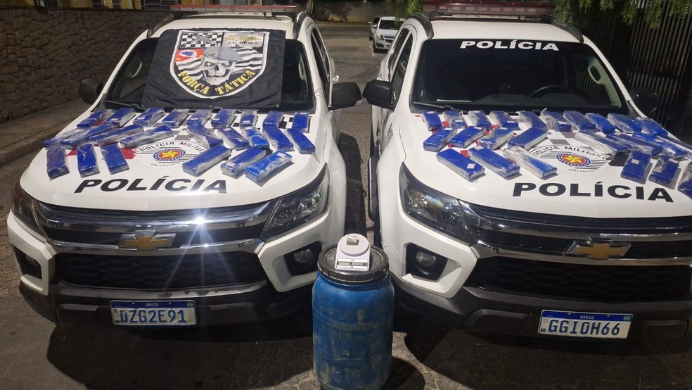 Homem é preso com 48 tijolos de maconha escondidos dentro de barril em Lorena