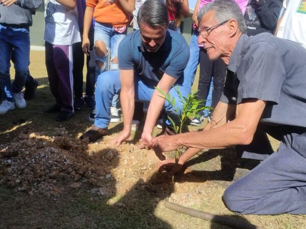 Canas encerra Semana do Meio Ambiente com plantio de árvores