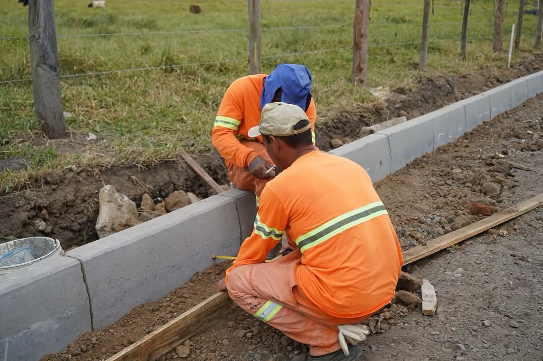 Prefeitura inicia pavimentação da Rua Alagoas, no bairro Cidade Industrial
