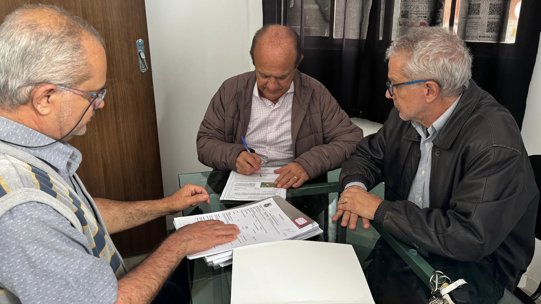 Lorena assina autorização para regularização das áreas do Polo Industrial, às margens da SP-62