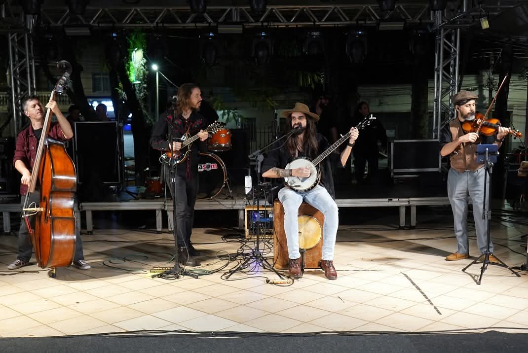 Banda O Bardo e o Banjo se apresenta na segunda noite da Festa da Padroeira