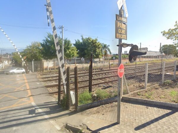 Mulher fica ferida após ser atropelada por trem em Aparecida
