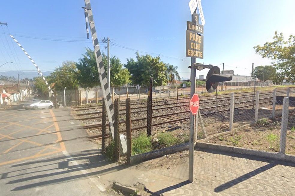 Mulher fica ferida após ser atropelada por trem em Aparecida