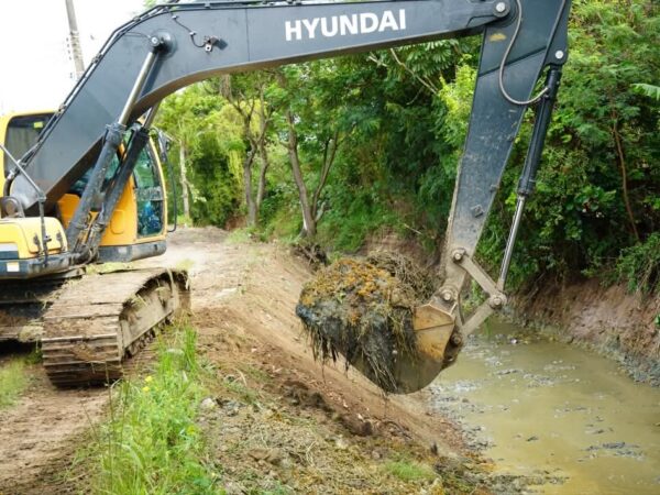 Serviço de desassoreamento do Rio Mandi segue a todo vapor em Lorena