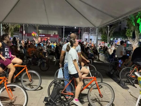 BikeCine reúne um grande público na Praça Dr. Arnolfo de Azevedo, em Lorena