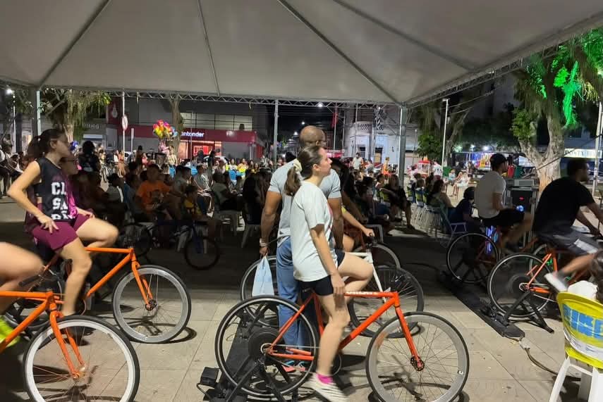 BikeCine reúne um grande público na Praça Dr. Arnolfo de Azevedo, em Lorena