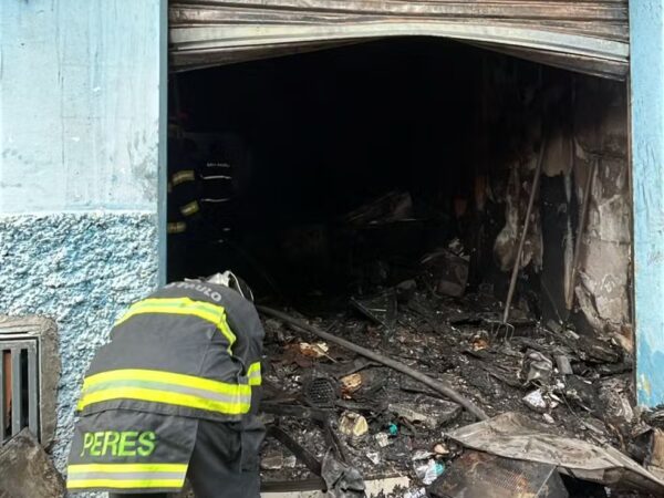 Depósito de materiais eletrônicos fica destruído após incêndio em Aparecida